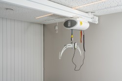 Ceiling hoist - with motor fixed on the rail ; Traverse Rail - Handi-Move Patient lift hoist